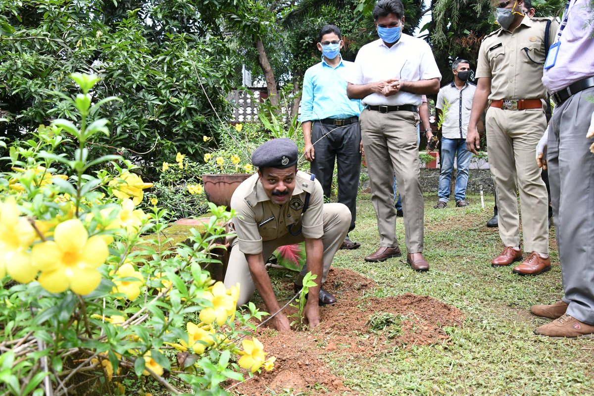DPC_EkmRural's tweet photo. #നാളേയ്ക്കൊരു_ഫലവൃക്ഷം......
നല്ലൊരു നാളേയ്ക്ക് ഇന്നൊരു ചെടിനടാം......
ലോക പരിസ്ഥിതി ദിനത്തിൽ 'നാളേയ്ക്കൊരു ഫലവൃക്ഷം' കാമ്പയിന് തുടക്കം കുറിച്ച് ജില്ലാ പോലിസ് ആസ്ഥാനത്ത് ഫലവൃക്ഷത്തൈകൾ നടുന്നു.
#June5 #World_environment_day
#Tree #Nature #Nalekkoru_phalavrksham #Fruit_tree https://t.co/CG9TkdTZiq