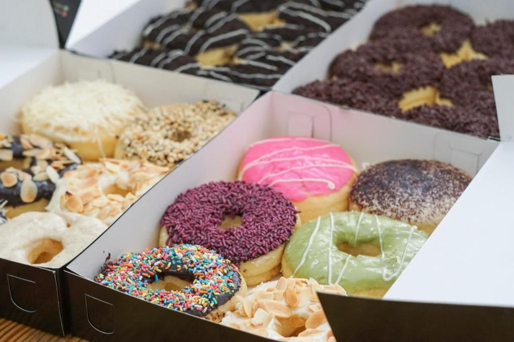 rizalsfr's tweet photo. Halo hateman haltemin @drhaltekehalte ,Nitip ya haltemin
Saya jual donat berbagai macam topping. Silahkan dikepoin IG nya @twistdonuts.id ya, kita juga ada di GoFood - Twist Donuts and Bakery

Lokasi toko  kita di daerah Pamulang- Tangerang Selatan. Terima kasih 🙏 https://t.co/OC7scenh4e