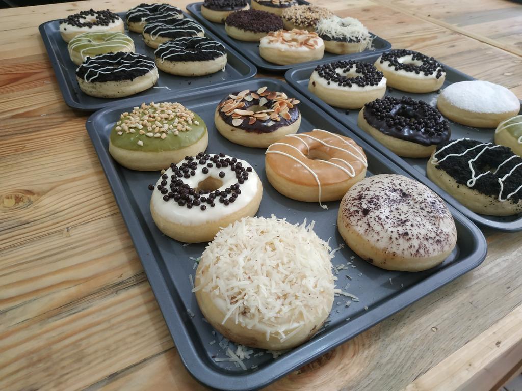 rizalsfr's tweet photo. Halo hateman haltemin @drhaltekehalte ,Nitip ya haltemin
Saya jual donat berbagai macam topping. Silahkan dikepoin IG nya @twistdonuts.id ya, kita juga ada di GoFood - Twist Donuts and Bakery

Lokasi toko  kita di daerah Pamulang- Tangerang Selatan. Terima kasih 🙏 https://t.co/OC7scenh4e