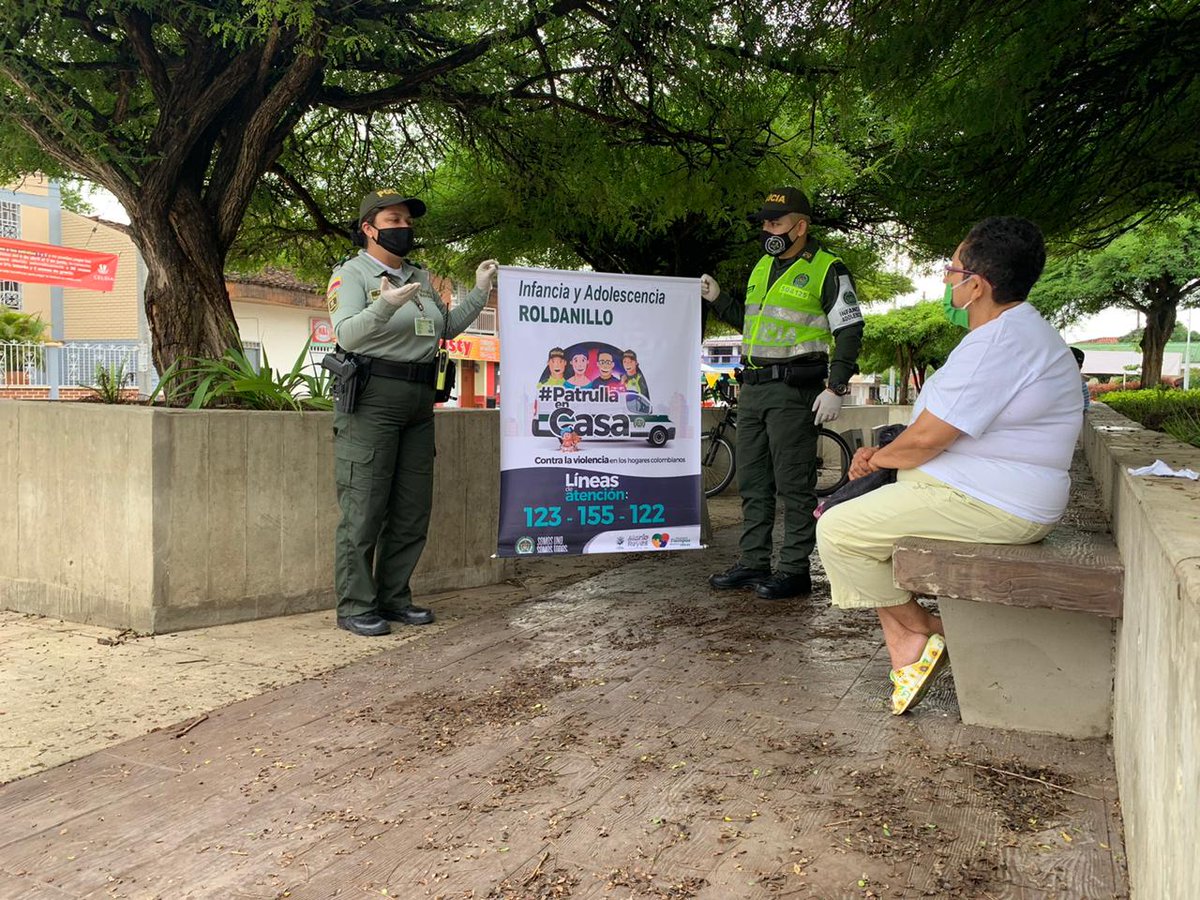 Senalalaire's tweet photo. Actividades de prevención contra la violencia intrafamiliar en #ZarzalValle con la estrategia patrulla en casa y línea 155. #AislarnosParaNoSepararnos https://t.co/gBWTNuqZ0D