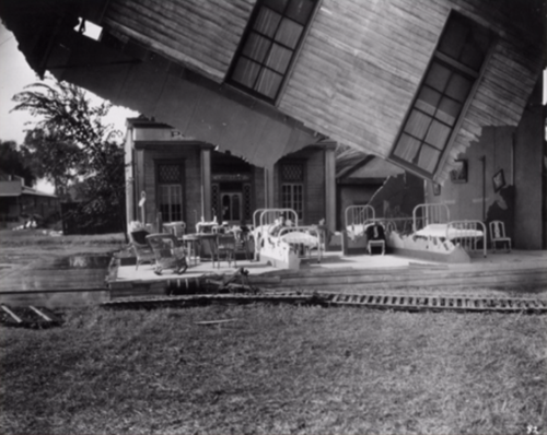 BusterKeatonSoc's tweet photo. How does one raise the roof, exactly? If you’re #BusterKeaton you do it like this! The big bad wolf ought to take note ;) Watch ‘#SteamboatBillJr’ as part of our DIY #MovieMarathon - #BusterBinge
https://t.co/dRtov5kChI https://t.co/Kz5uEZM9OP