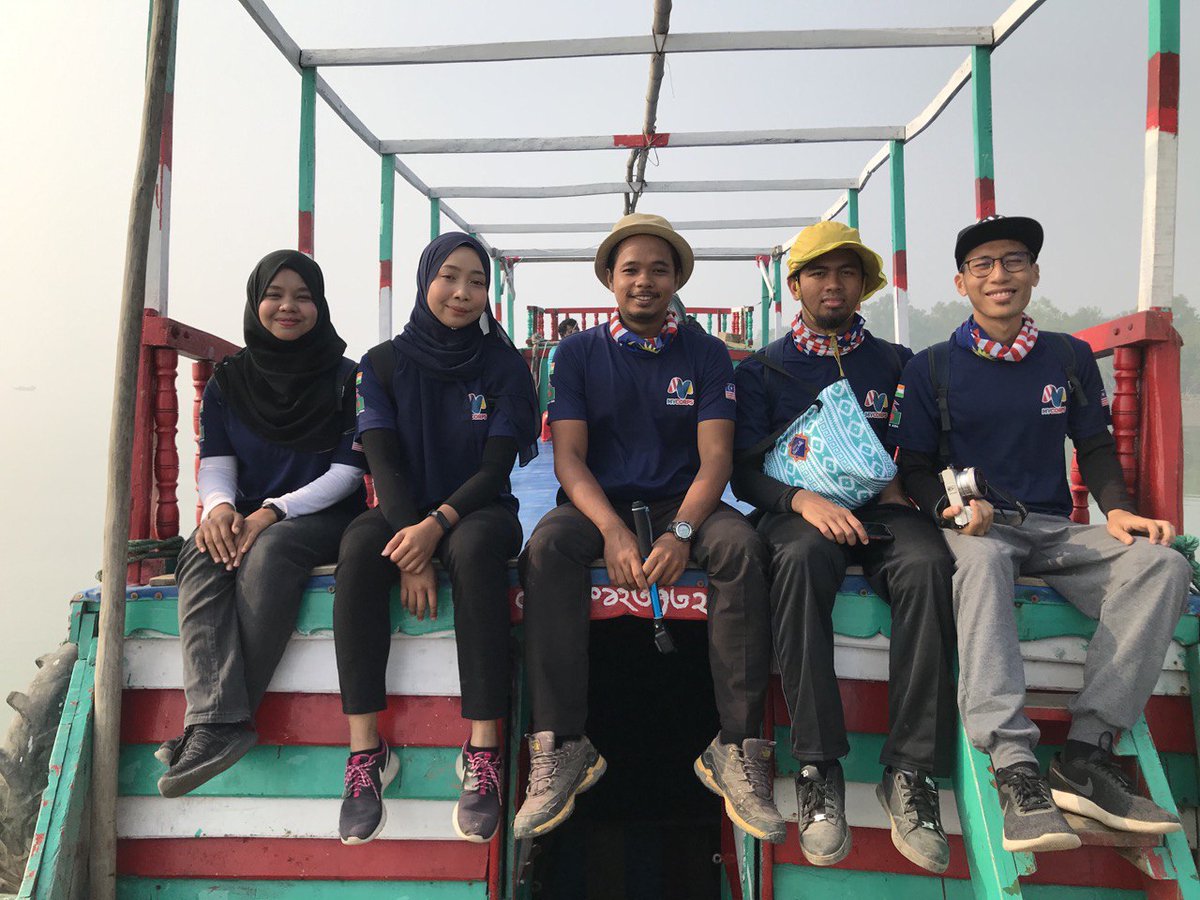 twt_malaysia's tweet photo. -RENTAS MASA DI NEGARA BULAN MERAH-

Dulu,aku rasa rentas masa ni fiksyen,benda yang tak mungkin terjadi, tapi,aku salah.

Aku cuba hidangkan kalian dengan pengalaman di Negara Bulan Merah dengan Team Mycorps

if kalian rasa nak lalui pengalaman yg sama, baca hingga habis thread https://t.co/S991aiVQ18