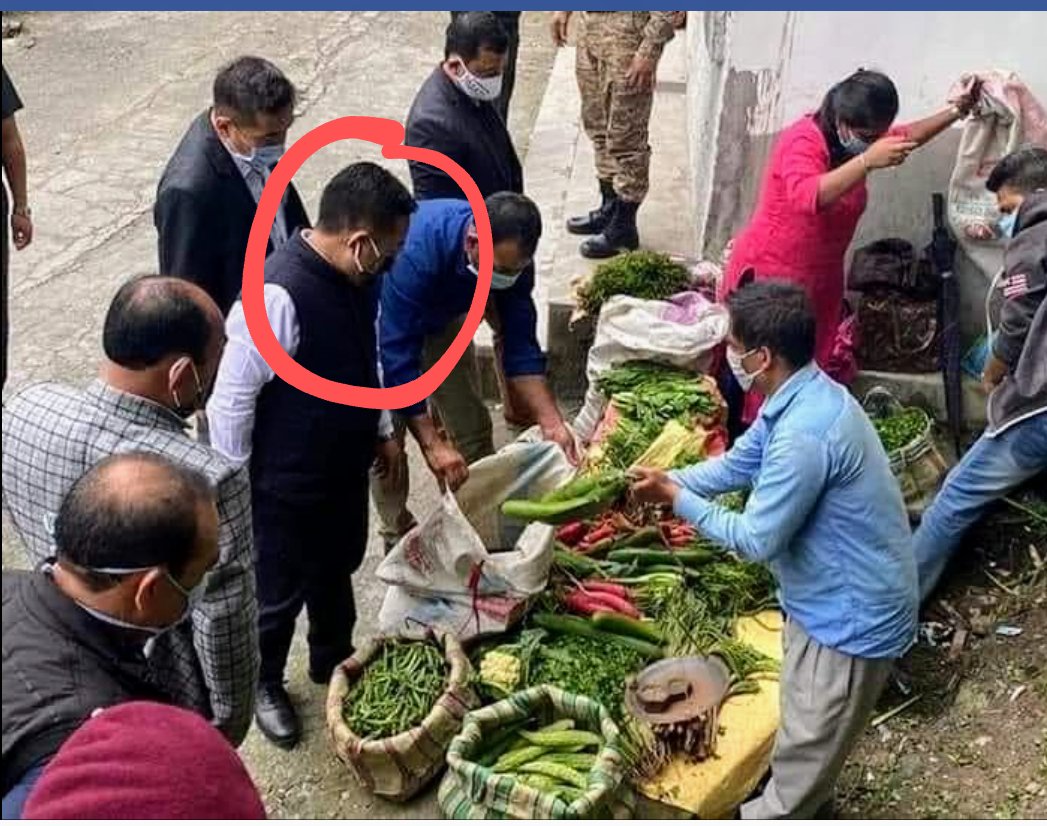 vimalkhawas's tweet photo. #WorldEnvDay
Chief Minister of Sikkim seen buying organic vegetables near Gangtok today. https://t.co/0vP1SsOSej