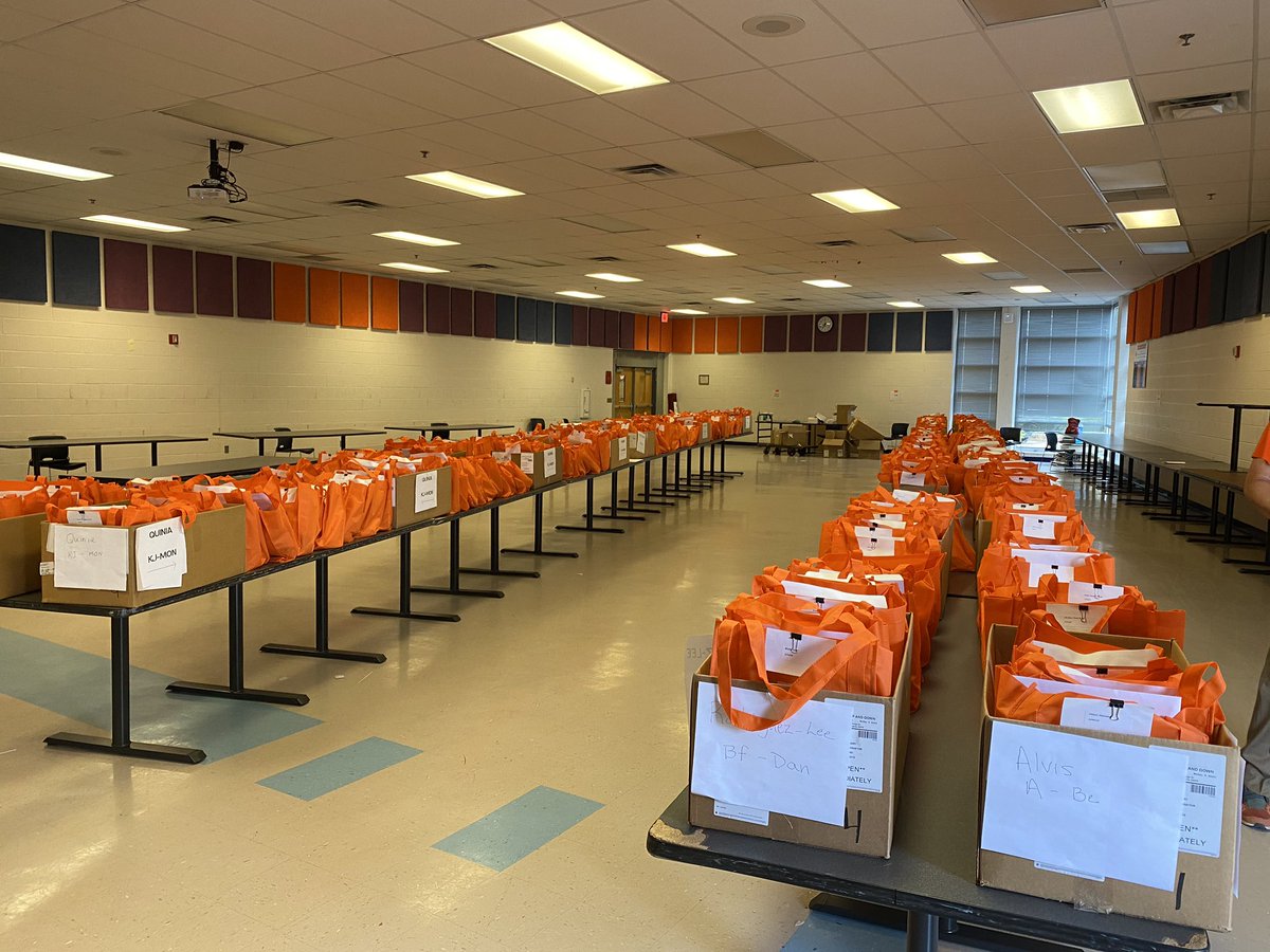 Ready to celebrate <a href="/Hayfield2020/">Hayfield 2020</a> with the Graduation Safari! Seniors- details on Hayfield web page. See you SOON! 😍😍 @FCPSHayfieldSS #makeschoolcounselingvisible