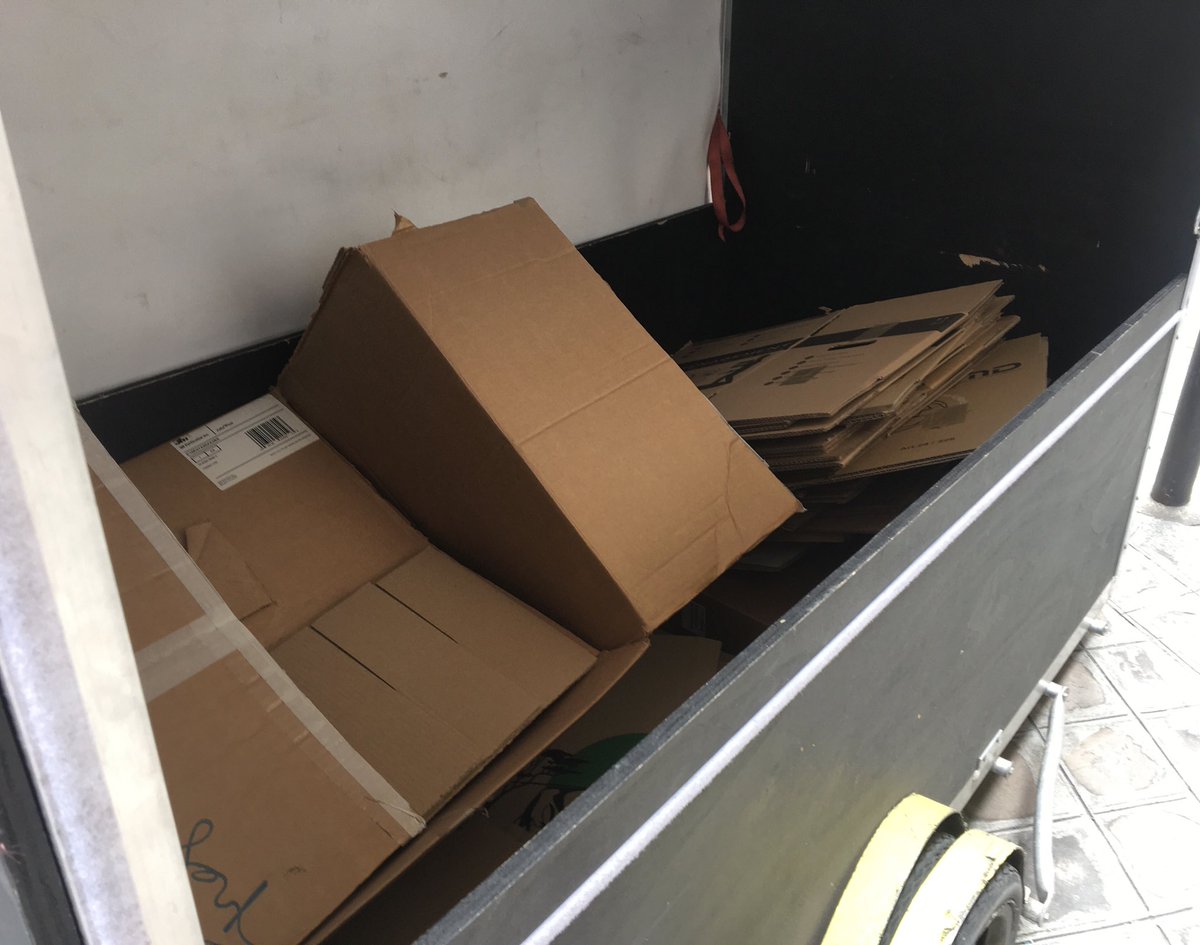 Merci à Florin, cyclologisticien, et à ⁦@cartonplein75⁩ d’être passés récupérer mes dizaines de cartons vides, pour les ré-employer et créer de l’activité...plutôt que de nouveaux déchets !🙂👍🏽 #EconomieCirculaire 🌺 (oui, Florin a remis son casque après la photo 😉)