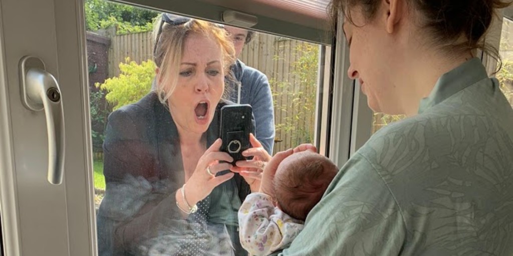 HE_NorthWest's tweet photo. Here is the moment Laura met her first grandchild -a girl, Edie- through the living room window.
She said "my facial expression says it all. I can only imagine what she feels or smells like."
#PicturingLockdown
See the full collection here: https://t.co/PaeLAdffew https://t.co/Iwtkabz39y