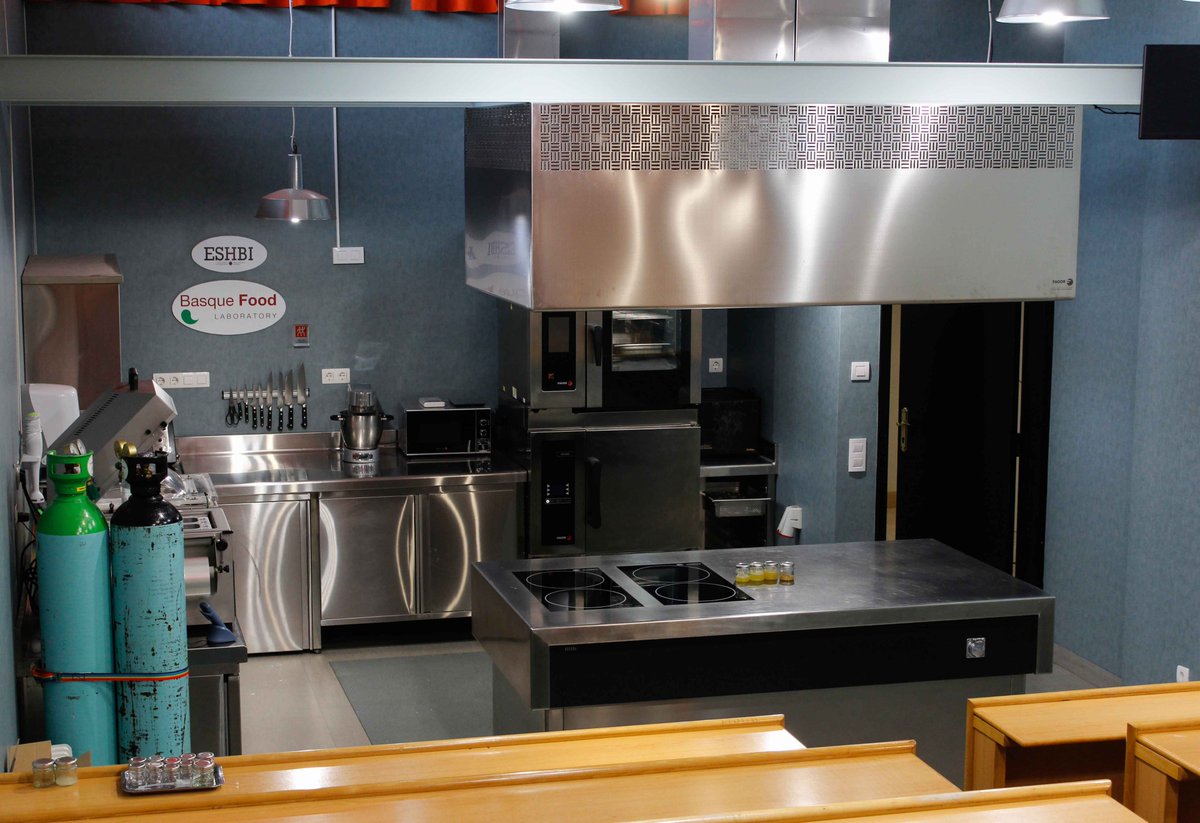 ESHBI_Bilbao's tweet photo. 👨🍳👩🍳 Un espacio en el que los alumnos realizan ejercicios de desarrollo de productos innovadores alineados con las tendencias del mercado.
#innovacióngastronómica #ESHBI #BasqueFoodLab https://t.co/Gm08EXWceg