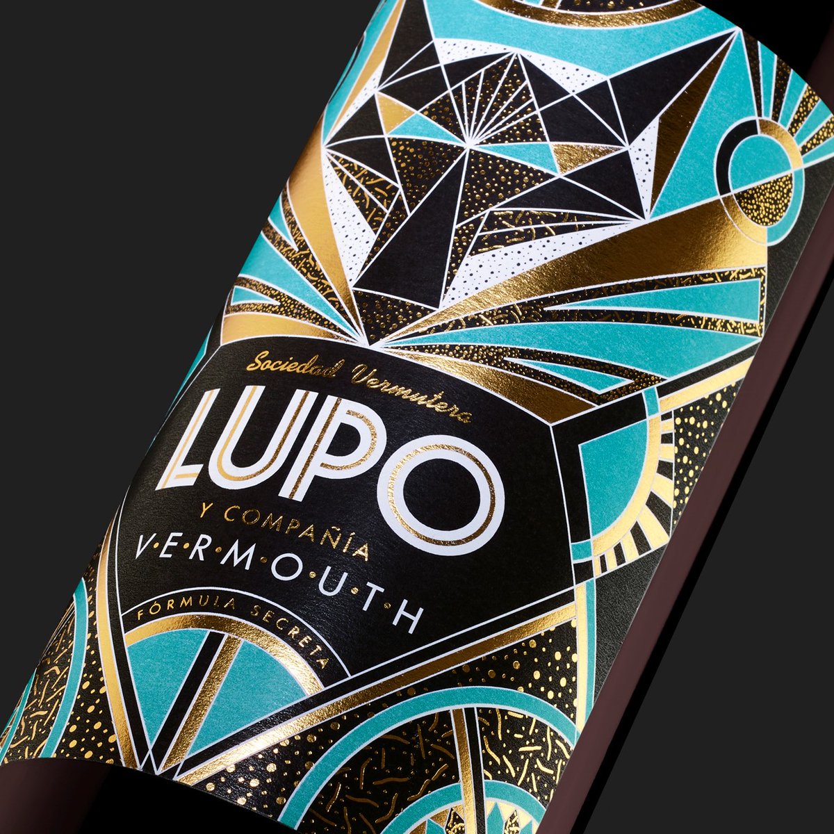 packagings's tweet photo. “Lupo is a vermouth whose aesthetic revisits the glamour inherent in yesteryear’s cocktail culture."
#packagingdesign by @Moruba
https://t.co/CGJIMFbWkh https://t.co/jFJNpEsmv1