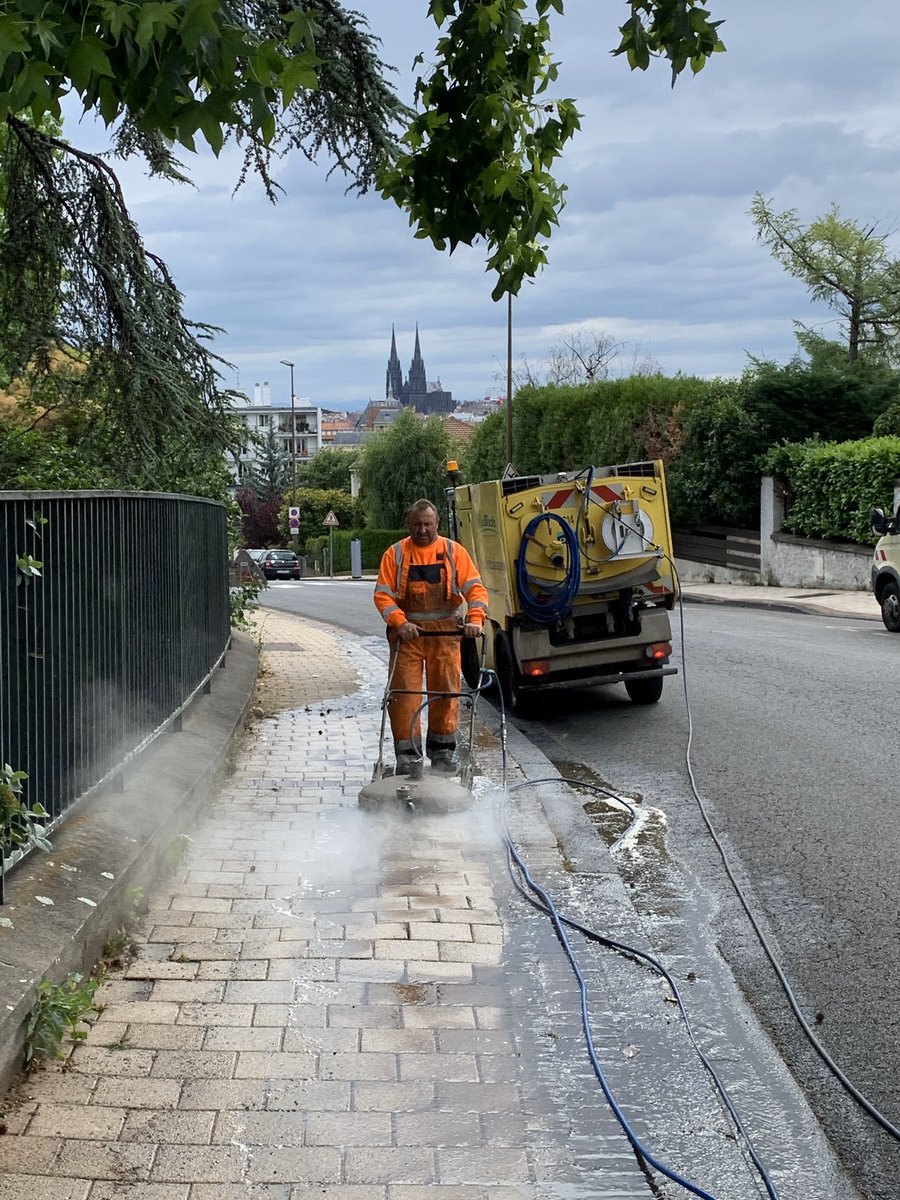 VChamalieres's tweet photo. #DeconfinementJour25
#COVID19 🦠
«Heureux de voir l’entreprise #Viatech de #BriveLaGaillarde à l’œuvre à #Chamalières pour décaper les trottoirs en vue de concourir à redonner de la propreté à notre ville à l’issue de la période de #confinement » le Maire @LGiscardEstaing https://t.co/rT0CX7hHWI