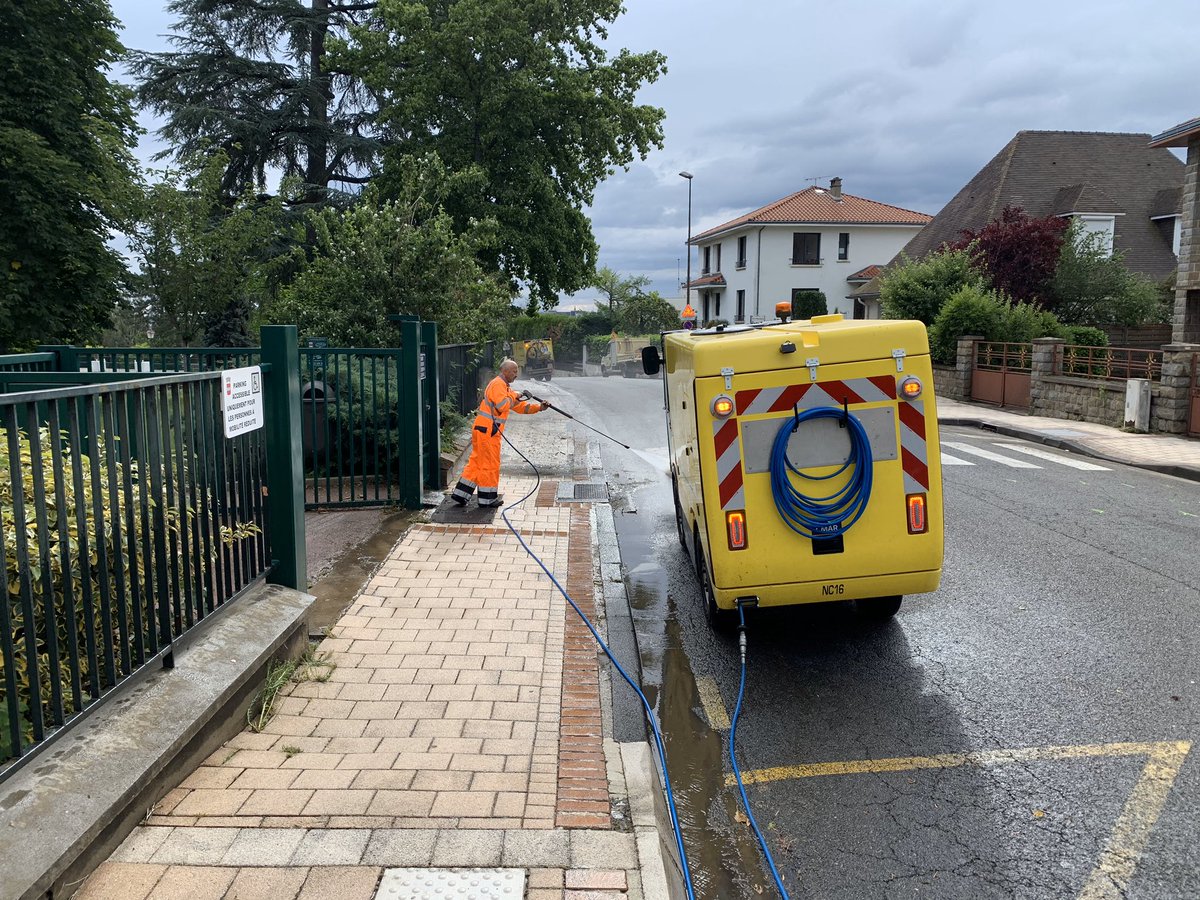 VChamalieres's tweet photo. #DeconfinementJour25
#COVID19 🦠
«Heureux de voir l’entreprise #Viatech de #BriveLaGaillarde à l’œuvre à #Chamalières pour décaper les trottoirs en vue de concourir à redonner de la propreté à notre ville à l’issue de la période de #confinement » le Maire @LGiscardEstaing https://t.co/rT0CX7hHWI