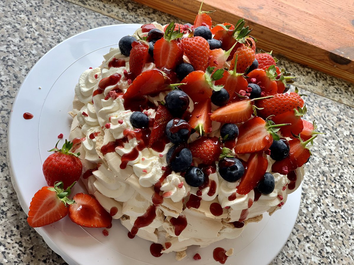 🌈 Happy Friday! ☀️

#firdayfeeling 
#cake 
#letsstaypositive 
#InThisTogether