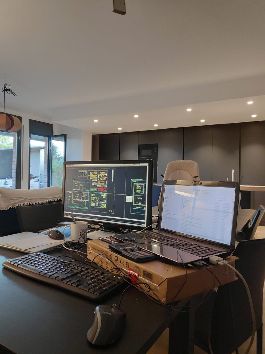 cookingirona's tweet photo. Fa dos mesos i mig que treballem des de casa 👩💻🤳🏠. Acostumats a treballar des del coworking, els membres de Cooking ens hem hagut d'adaptar com hem pogut als espais de casa 🙃😉. I vosaltres, com heu portat treballar i viure en el mateix lloc? #somCooking #coworking #Girona https://t.co/FP5qiWKwlc