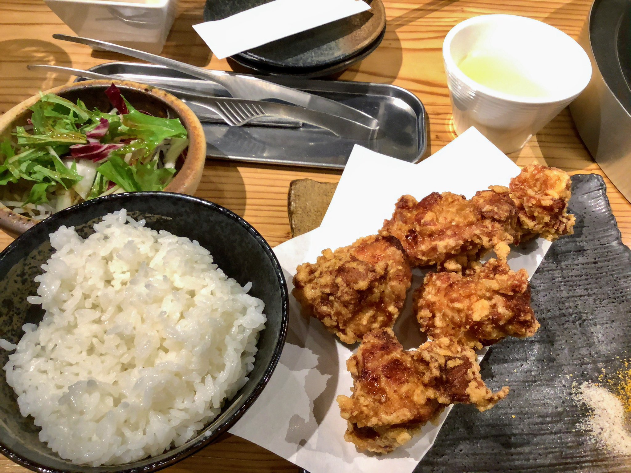 ひらべ 先週ランチ一人っきりだったんですが 今日は結構入ってて安心しました 宮崎産の鶏肉 Amp 鶏卵使ってるそうです 美味しくいただきました 溶岩焼岩黒 神戸元町ランチ 神戸元町 T Co Ixvbvtvpis Twitter