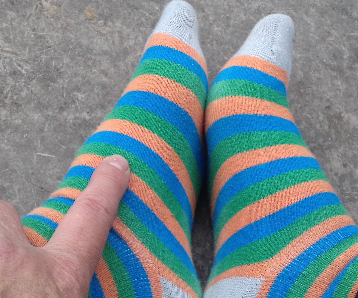 BACK PAIN TIP
If you suffer from back pain, whilst doing the Home Workout exercise 2, with your right middle finger and left index finger work along the spine reflex on the inside of your feet each time you do the exercise routine. Love life, Carolyn
www.10minutehomeworkout