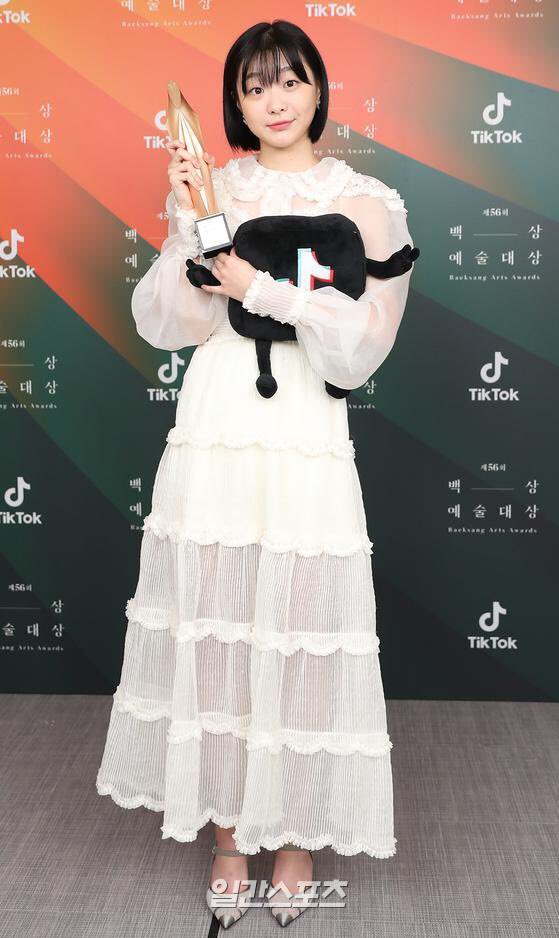 kim dami with her best new actress award for tv drama. she’s so precious! #김다미 #KimDami #BaeksangArtsAwards2020 #56thBaeksangArtsAwards