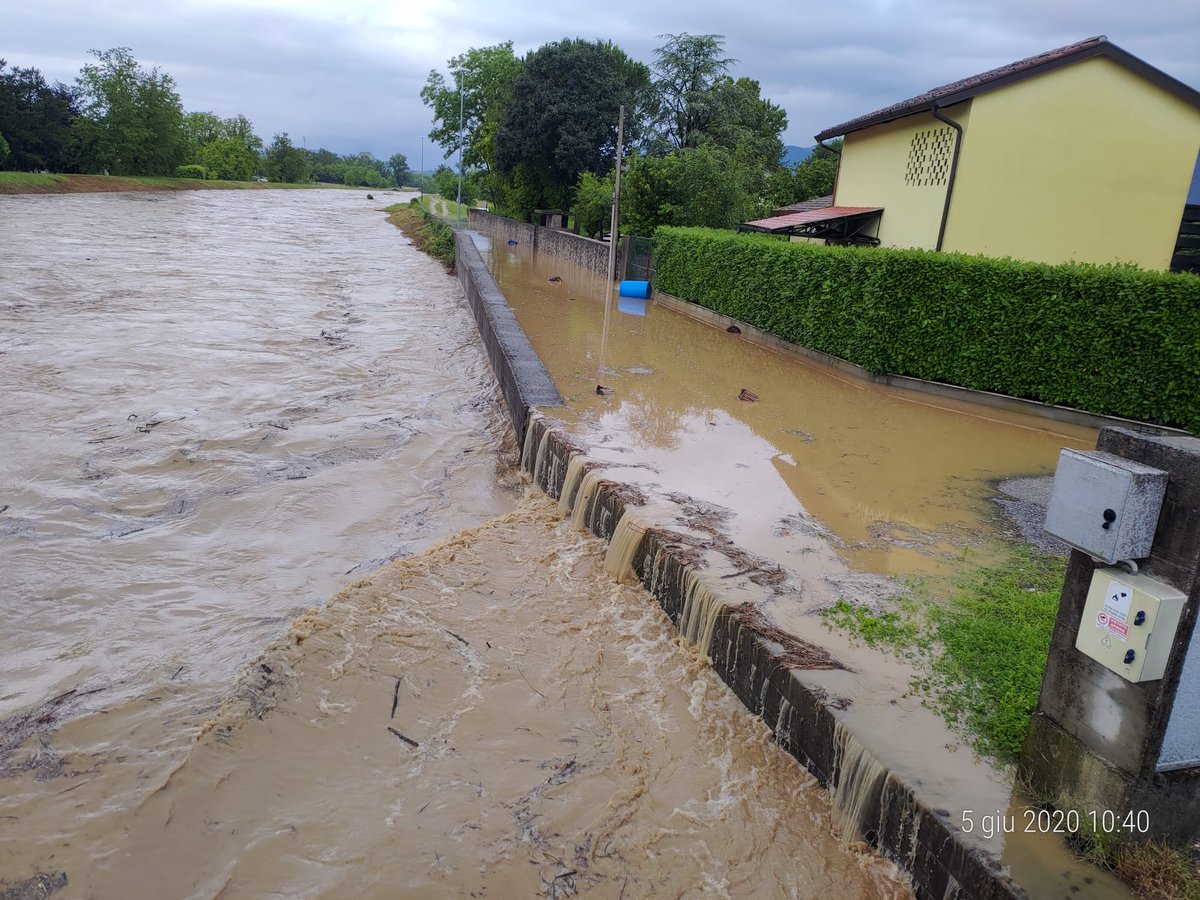 PCRemanzacco's tweet photo. Situazione a #Ziracco e #Selvis

#AllertaMeteoFVG #Allagamenti #viabilitá #SocialMediaCommunityFVG https://t.co/JrJvqxu6Cm