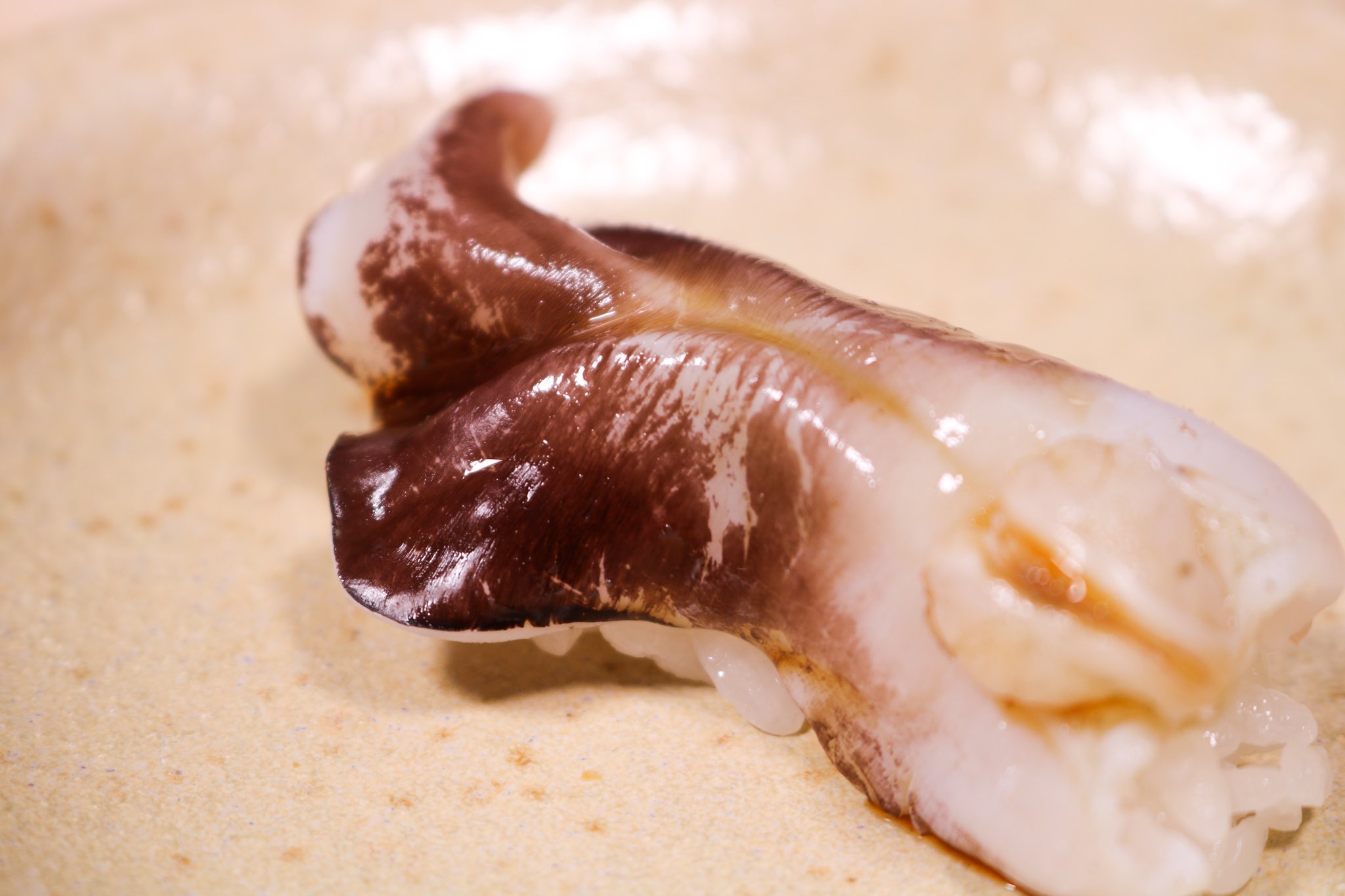 寿司 いそはー Youtuber トリガイの握り 少し火を加えると甘みが深まり 食感も良くなる 春の貝ですがまだまだ出てますね 叩かず煮切りと叩いてレモン塩で食べました 来週くらいの動画になります トリガイ 鳥貝 寿司 鮨