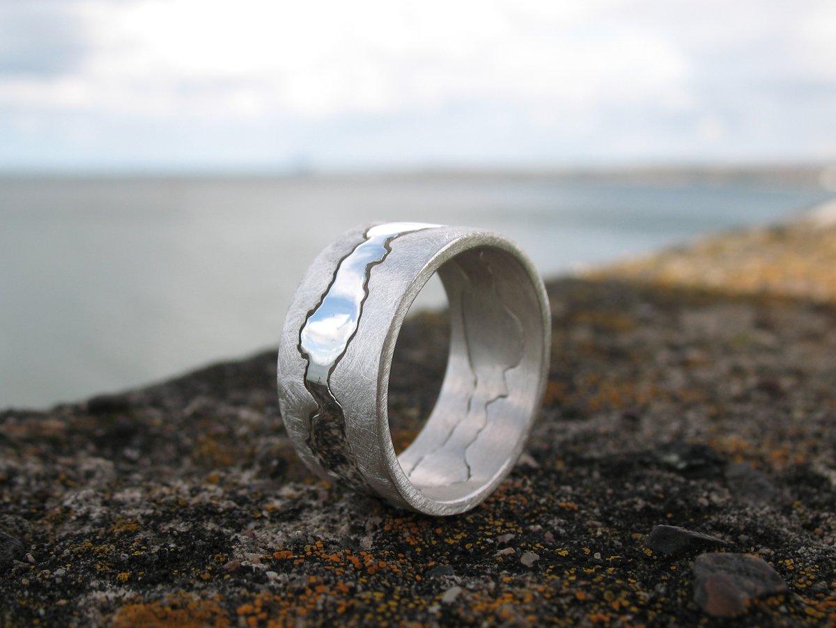 Calling all #jewellery #designers &amp; ACID members to read <a href="/JewelleryLamb/">Hannah Louise Lamb</a> Hannah Louise Lamb’s inspiring story as a designer maker – inspired by the rugged beauty of nature tinyurl.com/smmglls