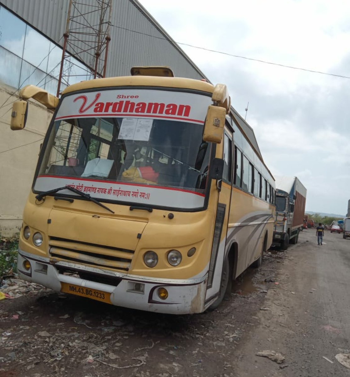 IRTSassociation's tweet photo. In an appreciable humanitarian gesture, Ms Ity Pandey #IRTS personally helped 32 migrants from Kalyan, Mumbai to reach their homes in Uttar Pradesh. Recalling the expression of relief on their faces, she says, "It was worth it!". 
#IRTSMovingIndia https://t.co/NRrTwN0cnA