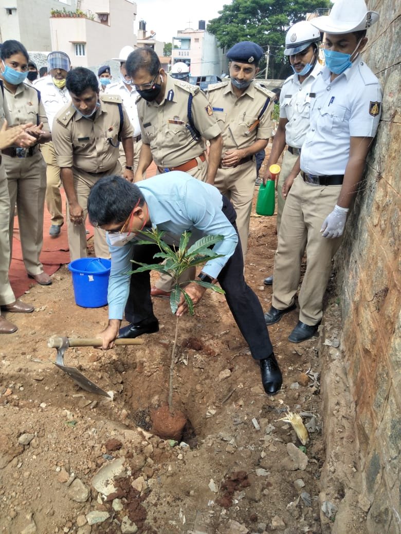 ಇಂದು ವಿಶ್ವ ಪರಿಸರ ದಿನಾಚರಣೆ ಪ್ರಯುಕ್ತ ಗಿಡಗಳನ್ನು ನೆಡುವ ಕಾರ್ಯಕ್ರಮವನ್ನು ನೆರವೇರಿಸಲಾಯಿತು.ಮಾನ್ಯ ಪೊಲೀಸ್ ಆಯುಕ್ತರಾದ ಶ್ರೀ. ಭಾಸ್ಕರ್ ರಾವ್ ಐ.ಪಿ.ಎಸ್.ಬೆಂಗಳೂರು ನಗರ ಹಾಗೂ  ಮಾನ್ಯ ಜಂಟಿ ಪೊಲೀಸ್ ಆಯುಕ್ತರು, ಸಂಚಾರ, ಶ್ರೀ. ಡಾ. ಬಿ.ಆರ್. ರವಿಕಾಂತೇಗೌಡ.ಐ.ಪಿ.ಎಸ್. ಹಾಗೂ ಇತರ ಡಿ.ಸಿ.ಪಿ.ರವರು ಗಳು ಹಾಜರಿದ್ದರು.@deepolice12