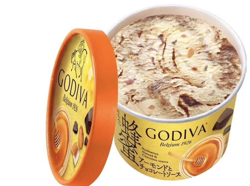 ゴディバ新作カップアイス「蜂蜜アーモンドとチョコレートソース」が数量限定で新発売。