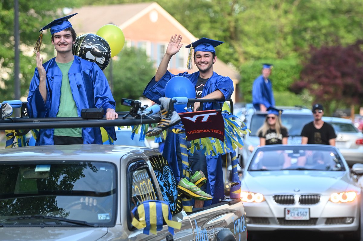 Ram_Snaps's tweet photo. Middleridge/Fairfax Club Estates Seniors Parade. #Robo2020 #FCPSGrad2020 https://t.co/cnf1zg5UNF