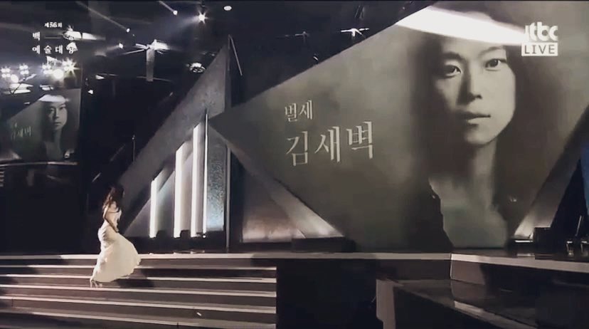 Jinselife's tweet photo. "안녕하세요. 김새벽입니다. 저는 늘 연기를 잘하고 싶어요. 근데 그게 너무 어려운 일이라서 늘 밉거든요. 근데 저는 연기를 참 좋아하는 것 같아요."

김새벽 배우님의 백상 여우조연상 수상을 축하합니다. 우리 배우님, 누구보다 좋은 밤 되기를 바라며. 오늘 새벽은 누구보다 만개할 거예요. https://t.co/A9nTUhzhSb