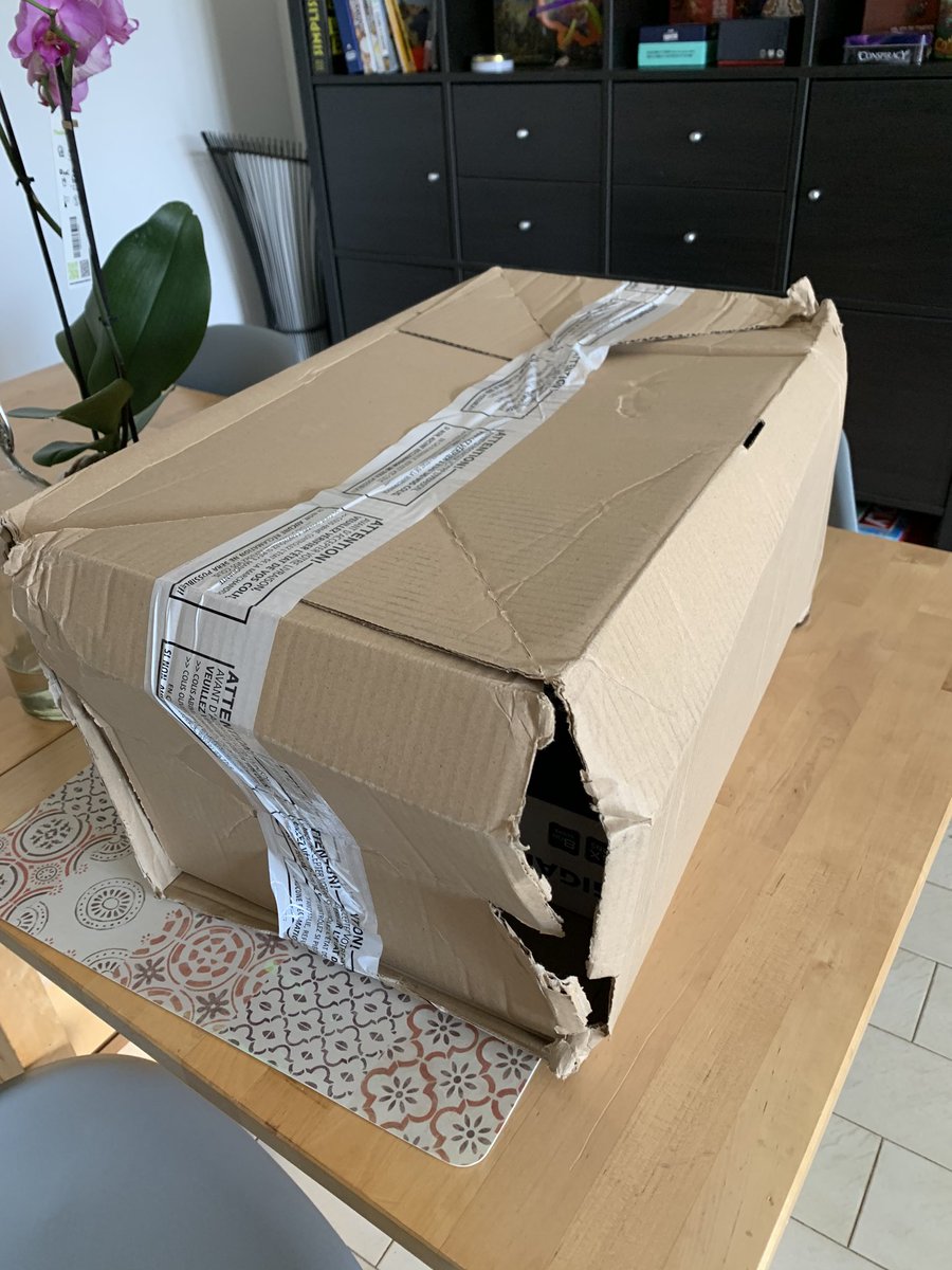 Dkkawete's tweet photo. l’horreur de recevoir son carton complètement defoncé et ouvert sur les côtés ! Merci il manque un produit , merci à celui qui s’est servis. Je ne reviendrais plus chez vous, pour payer autant et des frais de ports pour le recevoir dans cet état de sa commande @materielnet https://t.co/plwAsSNLqG