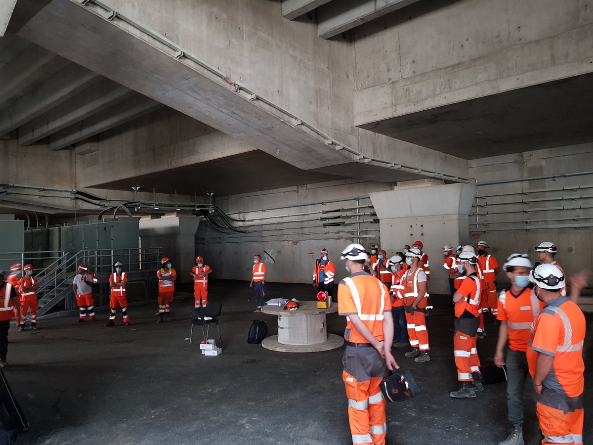 Nabil_Elhani's tweet photo. Briefing d'avant WE, tout le monde écoute attentivement les explications en respectant la distanciation.
On innove un peu avec la projection sous dalle des consignes et schémas #IPSO #UPTx #ATM @SNCFReseau https://t.co/MfJIZAE9Wz