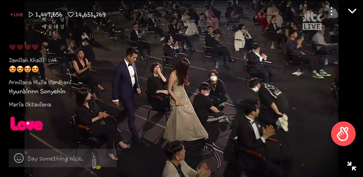 fangirl_ahjumma's tweet photo. Ang seryoso ni Binnie and as usual masayahi  na YeJin #HyunBin #SonYeJin

#TikTokPopularity
#BaeksangArtsAwards2020 https://t.co/jcHHVyPr5P