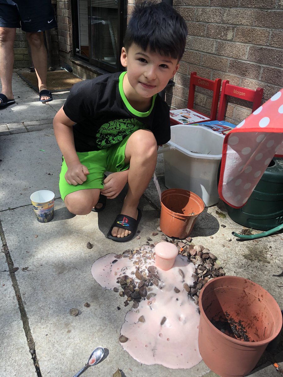 BECCI678's tweet photo. @FfynnonTafPri we created a volcano eruption using bicarbonate of soda & vinegar! https://t.co/t9YVpVwiNb