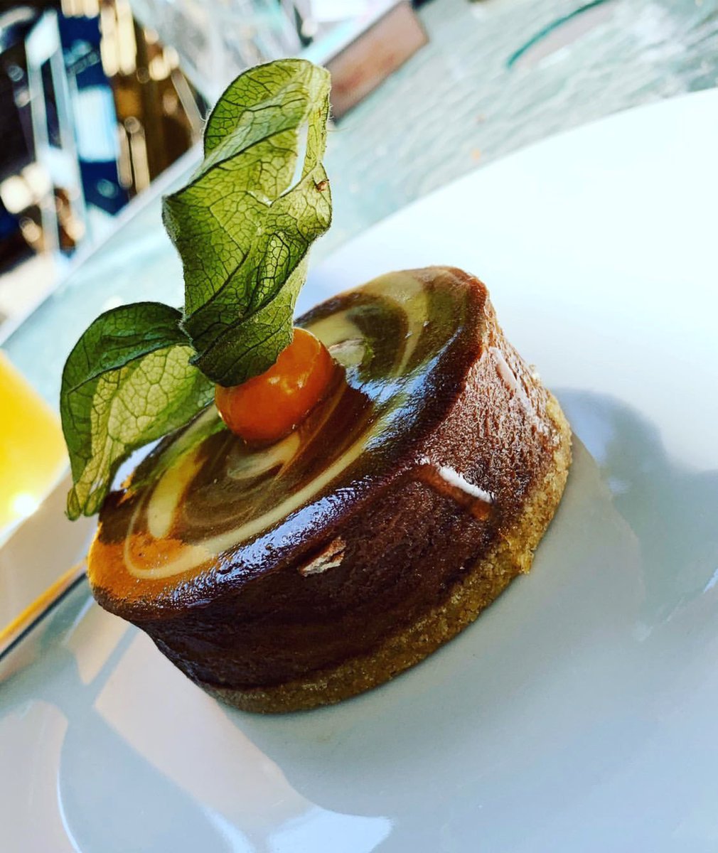 Happy #Friyay! You’ve made it through another week so why not #TreatYourself with one of our delicious Vanilla and Chocolate cheesecakes. Did you know all our #Cakes are #Vegetarian? No gelatin hiding here! #Bakery #Artisan #FinsburyPark #HampsteadHead #Hampstead