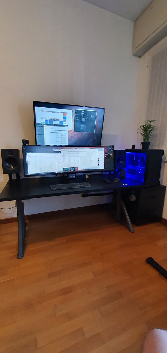 petrupx's tweet image. #standingdesk #doublemonitor #gamingpc #gamingsetup #cablemanagement #superultrawide #kantotuk #idasen thanks to @Ed_TechSource and  @randomfrankp for inspiration