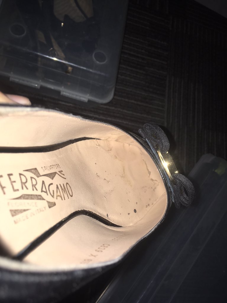 昨天晚上又去白领少妇的公司了 不过这次射的不是她 发现一个更骚的 我也算是知道脚泥什么味道了 先是疯狂闻 然后拿舌头舔 都快让我舔干净了 真是序跋不能 今天下班的时候居然还看到了她正穿着 可惜没拍照 光滑的脚趾踩着我的精液一定很爽