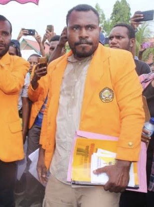 Cuma di Papua Ketua BEM dijerat Pasal Makar &amp; dituntut 10 Tahun Penjara karena aksi menentang Rasisme. Dia adalah Ferry Kombo, duduk di kursi terdakwa, memakai jaket kampus almamaternya, mantan Ketua BEM Uncen. Sebelahnya adalah Alex Gobay Ketua BEM USTJ. #PapuanLivesMatter