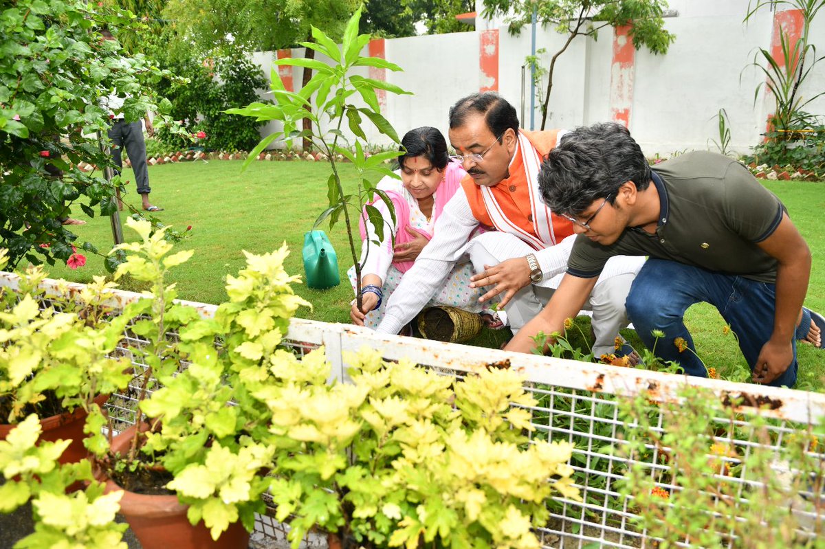 kpmaurya1's tweet photo. आज #विश्व_पर्यावरण_दिवस के शुभ अवसर पर लखनऊ आवास के प्रांगण में सपरिवार आम का #पेड़ लगाया। हमने तो #पौधा रोपित कर दिया अब आपकी बारी है... #WorldEnvironmentDay2020 #Environment #PlantTrees #EnvironmentDay #NurtureTheNature https://t.co/2TLmsOIKtG
