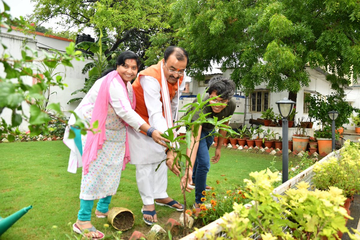 kpmaurya1's tweet photo. आज #विश्व_पर्यावरण_दिवस के शुभ अवसर पर लखनऊ आवास के प्रांगण में सपरिवार आम का #पेड़ लगाया। हमने तो #पौधा रोपित कर दिया अब आपकी बारी है... #WorldEnvironmentDay2020 #Environment #PlantTrees #EnvironmentDay #NurtureTheNature https://t.co/2TLmsOIKtG