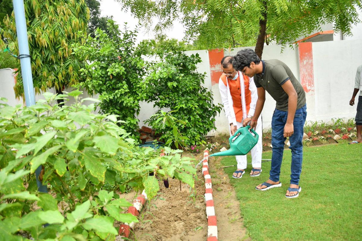 kpmaurya1's tweet photo. आज #विश्व_पर्यावरण_दिवस के शुभ अवसर पर लखनऊ आवास के प्रांगण में सपरिवार आम का #पेड़ लगाया। हमने तो #पौधा रोपित कर दिया अब आपकी बारी है... #WorldEnvironmentDay2020 #Environment #PlantTrees #EnvironmentDay #NurtureTheNature https://t.co/2TLmsOIKtG