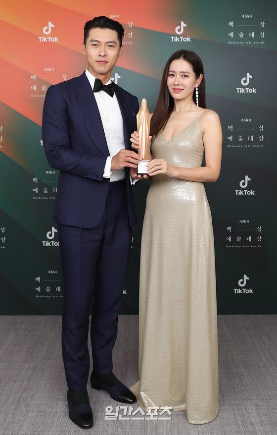 Kdrama Tweets Hellbound On Twitter Hyun Bin And Son Ye Jin Holding Their Award Is The Most Beautiful Thing Ever Baeksangartsawards2020 Https T Co It6fxigrjj Twitter