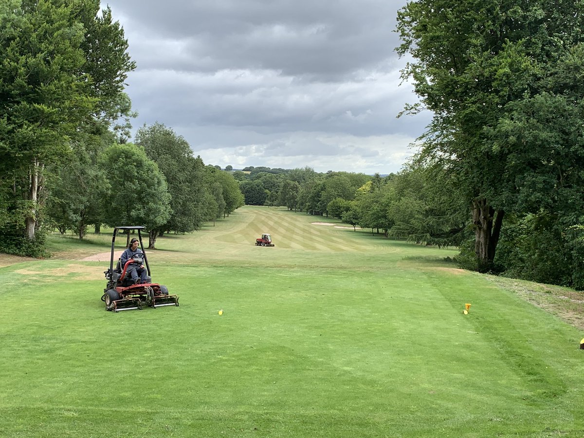 georgesteves10's tweet photo. Greenkeepers @TivertonGC are exploting the 30 minute #maintenancegap this morning! #teamtiv #staysafe #stayalert https://t.co/tEnTLYNn29