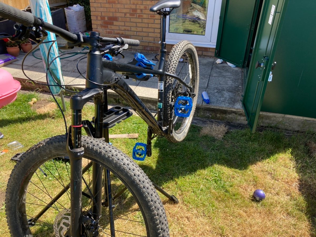frontieruk's tweet photo. Big shout out to @GiantSoton for being able to assist it the provision of grease so I was able to fit my new DMR Versa pedals so when commuting I can use my SPD pedals but flats when out on the rough stuff https://t.co/2EpmkuNeOU