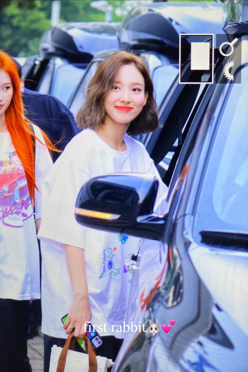 firstrabbit922's tweet photo. 200605 뮤뱅 퇴근 나연이🐰💕
🙋🏻‍♀️👋🏻👋🏻🤍🤍
#TWICE #nayeon #트와이스 #나연 #ナヨン https://t.co/19aEPWmajN