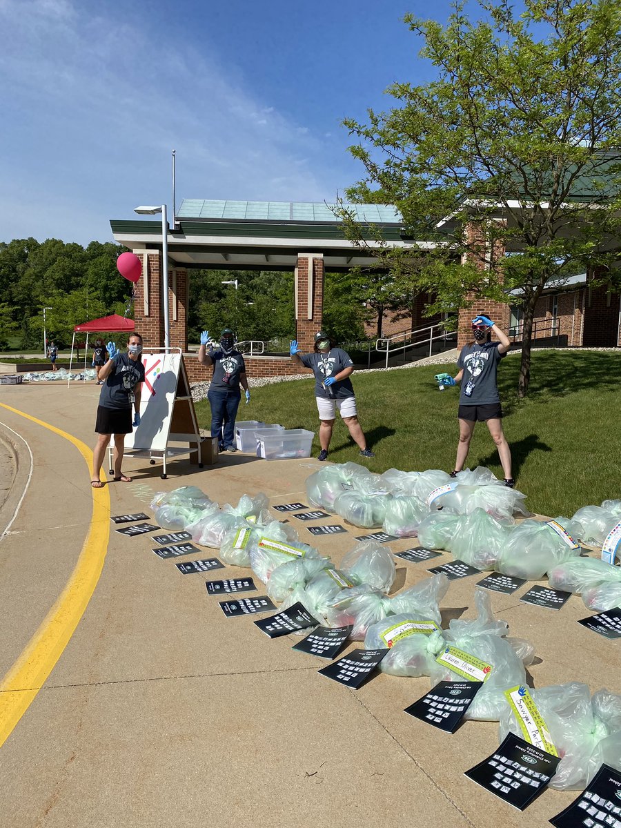 AdaFHPS's tweet image. Thank you families for stopping by yesterday to pick up student items.
We really enjoyed seeing everyone! 💚😍#Rangerstrongallyearlong