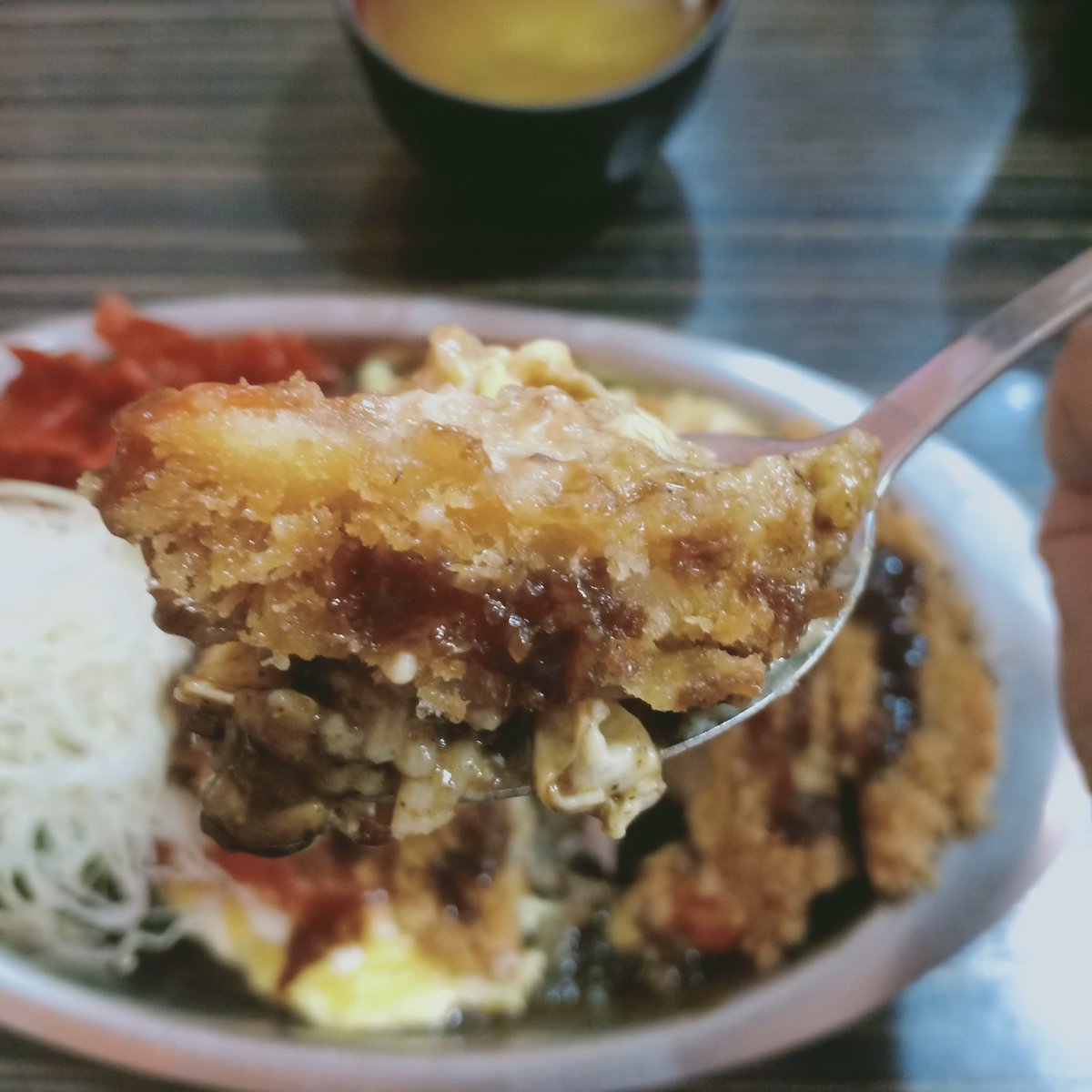jubko10's tweet photo. ข้าวแกงกะหรี่ ร้าน Gold Curry ซอยธนิยะ
Cheese Millefeuille Curry Rice size S จานใหญ่มาก
มีซอสเนื้อวัว ซอสหมู เราเลือกซอสเนื้อ
หมูทอดกรอบๆ ซอสแกงกะหรี่เข้มข้นไม่เลี่ยน ข้าวนุ่มกินกับไชเท้าดอง น้ำซุปมิโซะ คือดี
ปล.น้ำเปล่าฟรี
สั่ง GET ได้ด้วยนะ
#จั๊บตระเวนกิน
#GETTH
#nontfam https://t.co/dDO36uQ9HJ