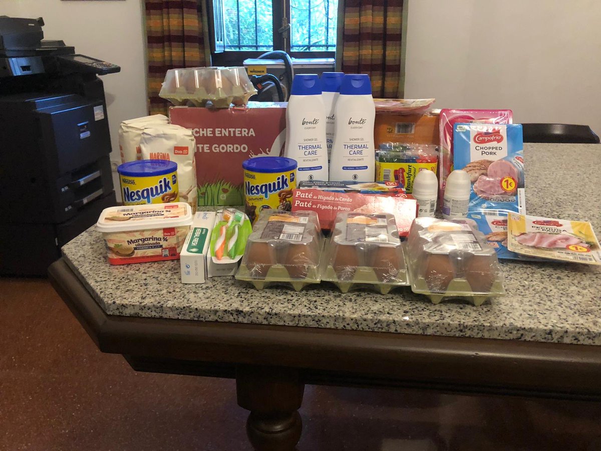 HdadPazCordoba's tweet image. ACTUALIDAD | @PazJuventud ha colaborado con la obra social “Paz y Humildad contra el coronavirus”. Estos materiales de primera necesidad han sido entregados a nuestro consiliario, Fray Francisco Martínez, que los distribuirá a familias necesitadas de nuestra feligresía.