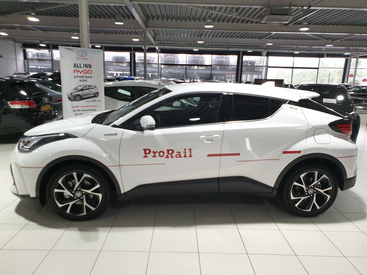 Insp_Jacco's tweet photo. Al maanden niet op kantoor, vanmorgen deze nieuwe prachtige wagen op mogen halen. De eerste #ProRail Toyota C-HR hybride , een waardig 2de kantoor. En er staan er meer klaar om geleverd te worden   #werkenbijprorail #duurzaam https://t.co/hxoRrKw89g