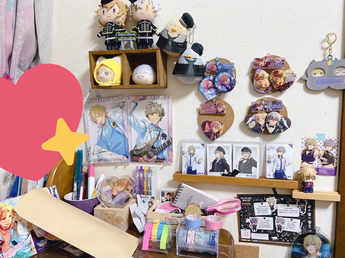めんま ようやう机周りが片付いた デスクマットの中もいじろうと思ったけどやめたのでまだまだオタク全開ディスクだけど可愛くない 個人邸に小さいコルクボード欲しかったからもう作ったよね みて 可愛いでしょ