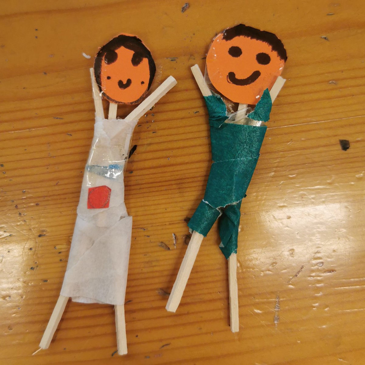 EmmaVHamilton1's tweet photo. Fitting I think that on the day we celebrate those moving on from #unishanoi 2 students designed and made little #wavinggoodbye people with #matchsticks #studentagency #artteachersofinstagram #artteachersofig https://t.co/j8pSNU8Rgi
