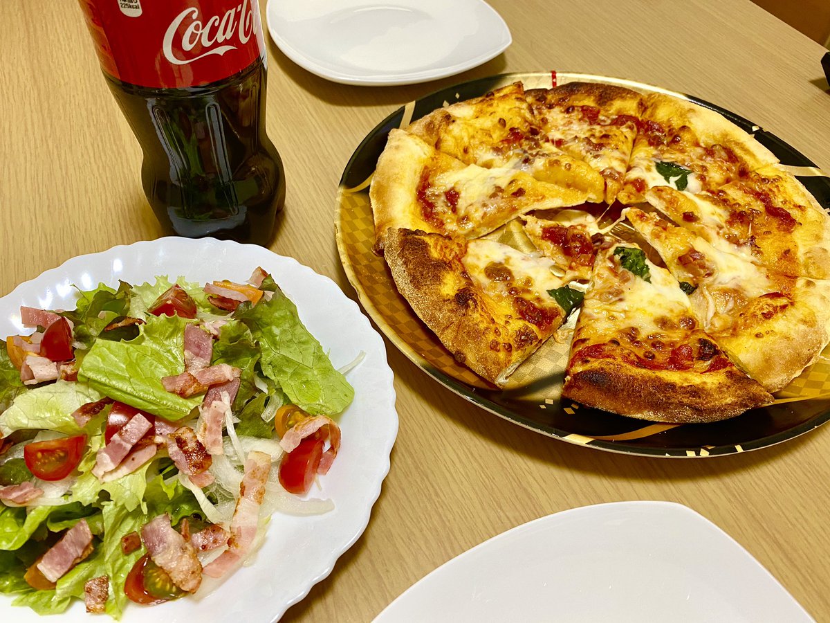 Makimura على تويتر 晩ごはん ピザ サラダ コーラ よく行くスーパー内のパン屋さんのピザを買った 安くて美味しい Twitter家庭料理部