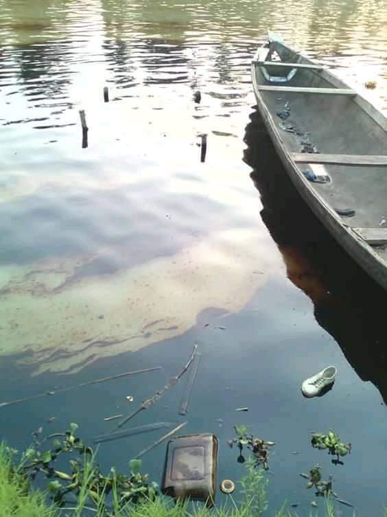 DiriAmos's tweet image. This is what The environment of Niger Delta looks like after various high degrees of oil spillage due to negligence, exploitation, I don't care attitude of the Government, Multinationals, IOC's etc.
This is the environment of the people whose lands and Waters feeds the country.